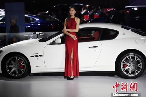 11月9日，2017第14屆中國西南（昆明）國際汽車博覽會在昆明滇池國際會展中心開展，市民欣賞了一場汽車盛宴。會展現(xiàn)場還展出了新能源汽車及機車。<a target='_blank' href='http://www.chinanews.com/'>中新社</a>記者李進紅攝