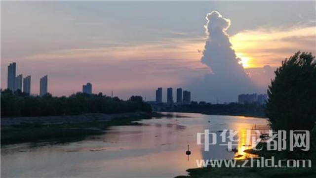 為了這朵云，周口人聚集在大慶路橋上……