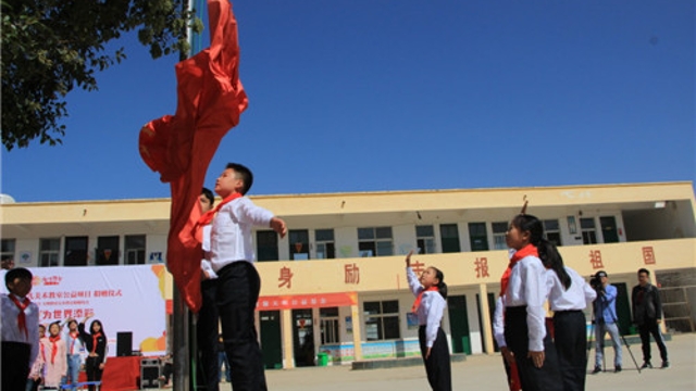 周口留守兒童的國慶節(jié)：敬隊禮、升國旗