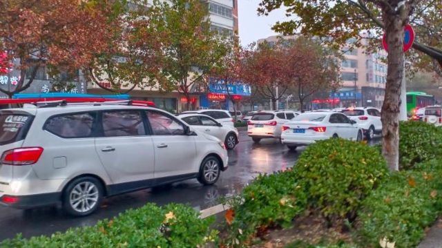 雨中道路擁堵，市民可繞行！