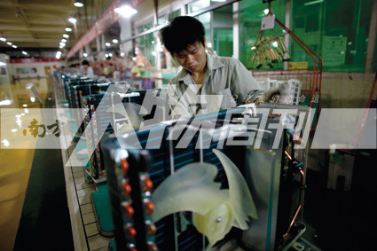 2010年5月10日，珠海格力電器工廠里，工人正在流水線上生產家用空調（方迎忠）